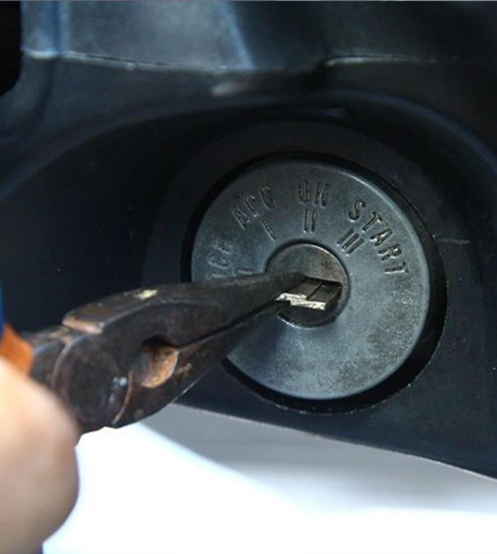 cách lấy chìa khóa gãy bằng kìm nhọn