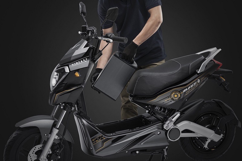 Thao tác tháo pin cần nhẹ nhàng nhưng dứt khoát