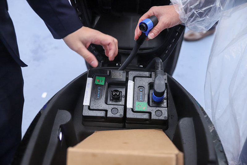 Cách sạc pin xe máy điện VinFast Theon được trang bị bộ đôi pin Lithium-ion thế hệ mới, có tuổi thọ và hiệu suất ưu việt