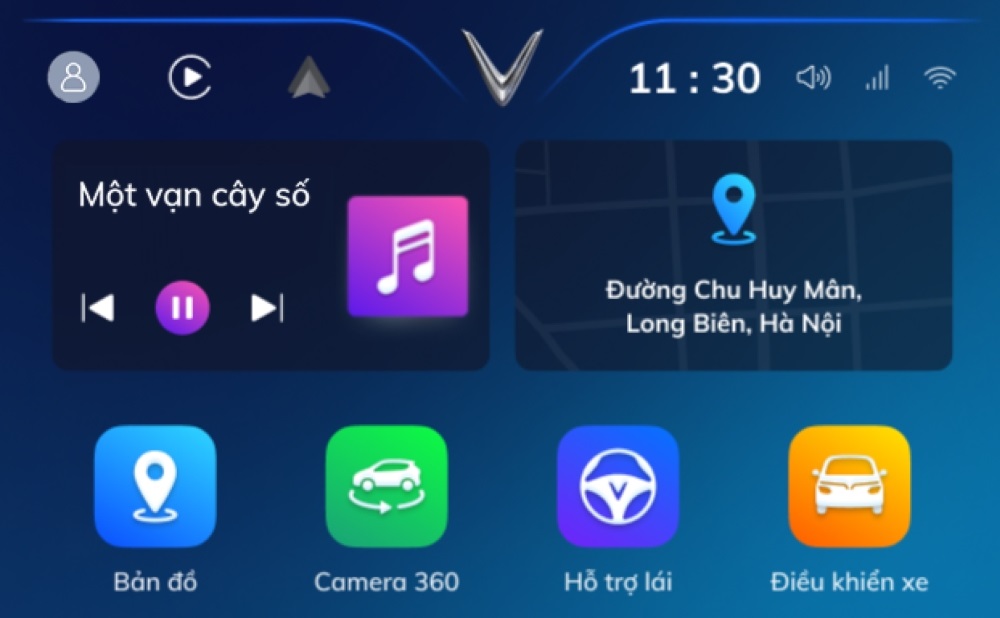 Màn hình trung tâm trên VF e34 vừa nghe và theo dõi bản đồ cùng lúc