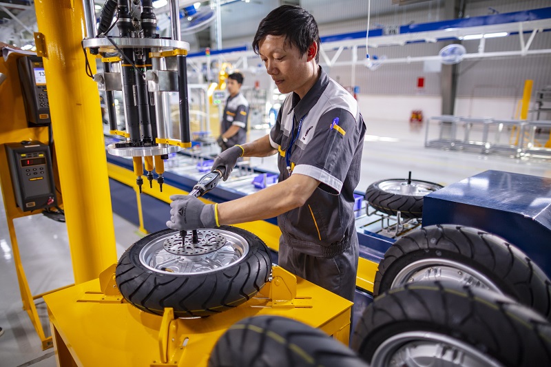 Hướng dẫn cách xử lý bánh xe cán đinh - sản xuất lốp xe IRC tại xưởng VinFast