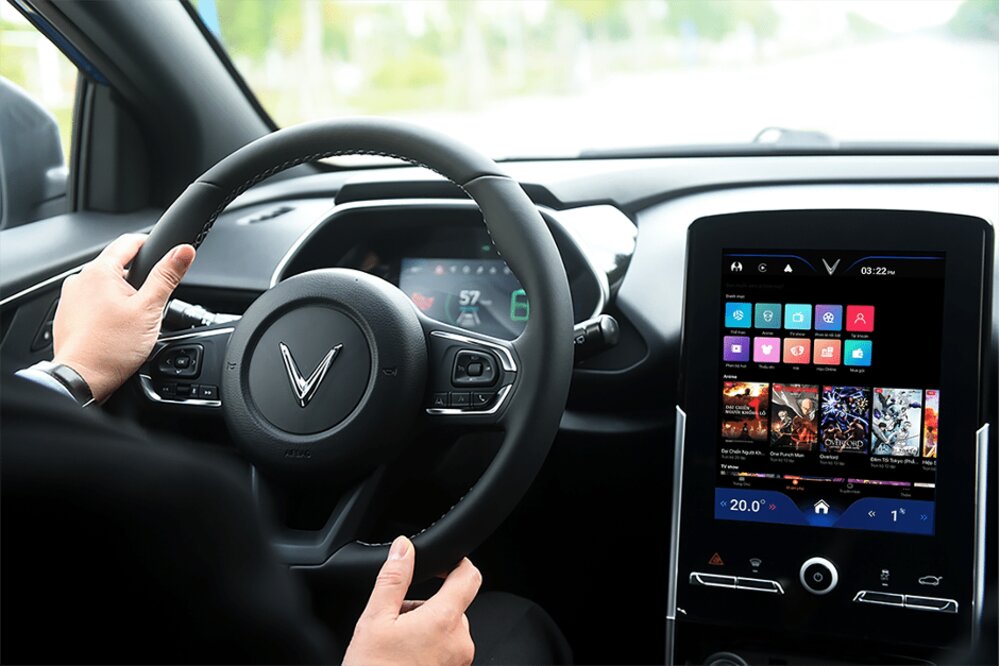 ô tô điện vinfast và ứng dụng fpt play