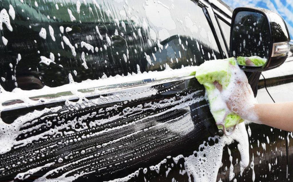 Chăm sóc xe VinFast tại nhà và rửa xe thường xuyên để bảo vệ lớp sơn bên ngoài