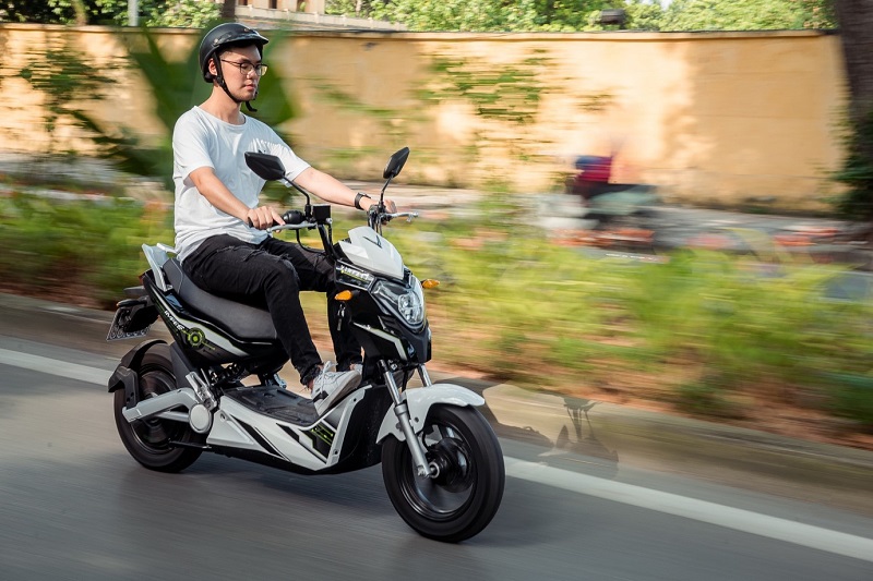 Chế độ Sport trên xe máy điện VinFast phù hợp sử dụng khi cần leo dốc hay muốn đi nhanh 
