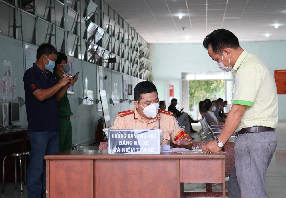 chưa đủ 18 tuổi có được đứng tên xe