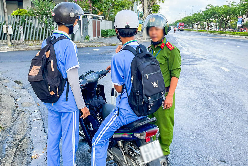 chưa đủ tuổi lái xe trên 50cc phạt bao nhiêu