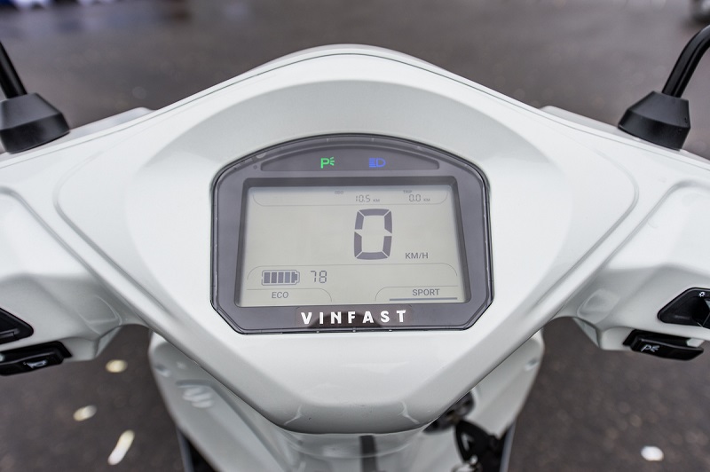 Công tắc lựa chọn chế độ lái Eco/Sport của xe máy điện VinFast được thiết kế ngay gần tay lái thuận tiện cho người dùng