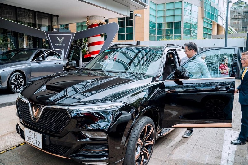 Ông Rösler trải nghiệm mẫu xe giới hạn President của hãng VinFast