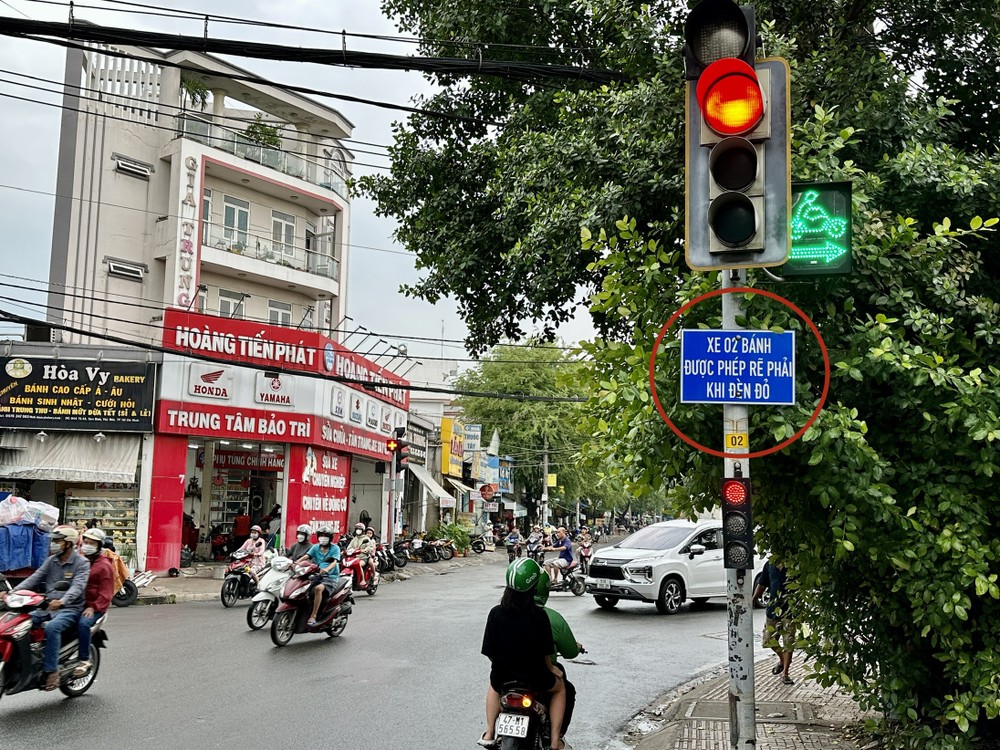 khi đèn đỏ có được rẽ phải không