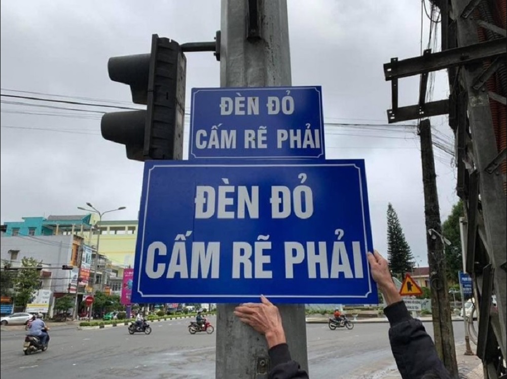 đèn đỏ ô tô có được rẽ phải không