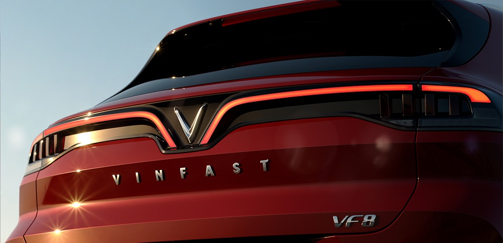 thiết kế ngoại thất xe vinfast vf 8 màu đỏ với cụm đèn hậu xe