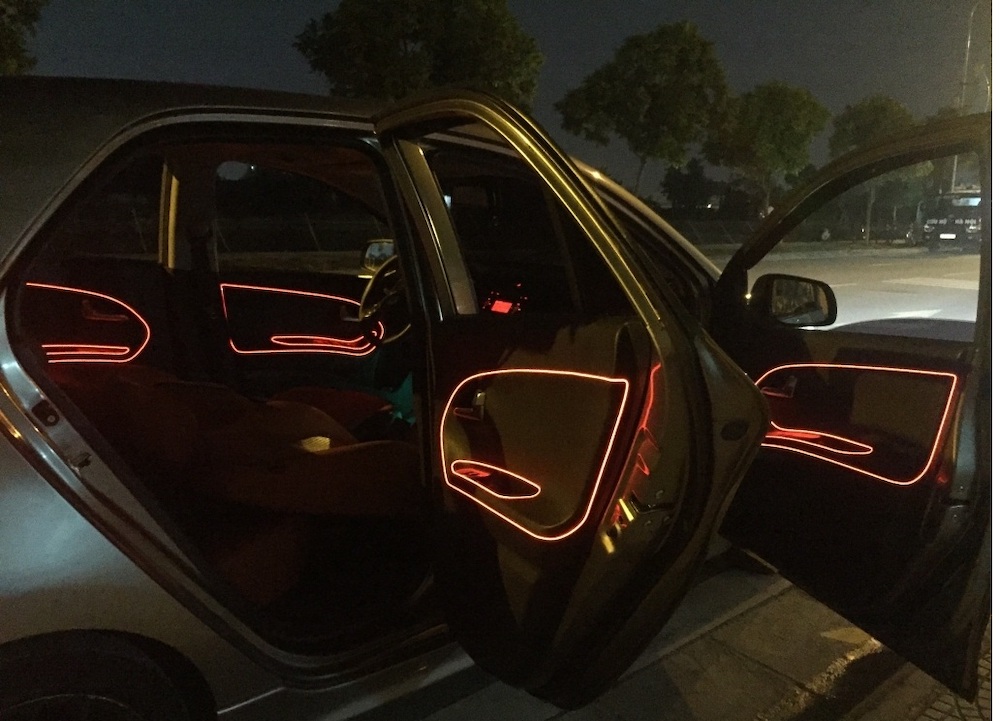 Mẫu đèn nội thất ô tô viền cửa xe đẹp mắt