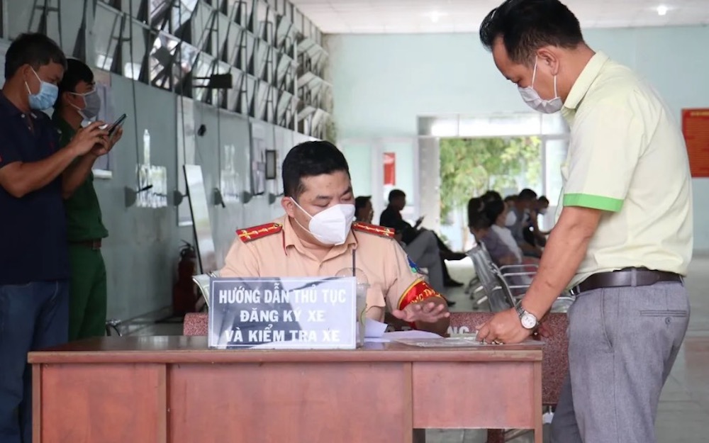 đi bấm biển số xe máy