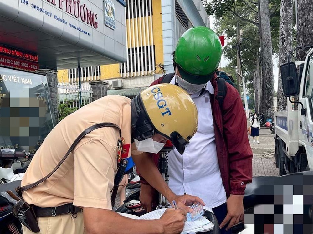 đi xe 50cc không đủ tuổi phạt bao nhiêu