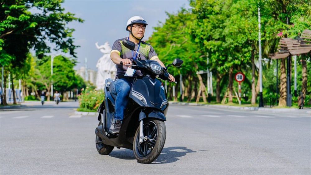 Đi xe máy điện về quê ăn Tết 2024