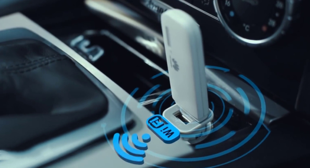 Top phụ kiện công nghệ ô tô: bộ phát wifi