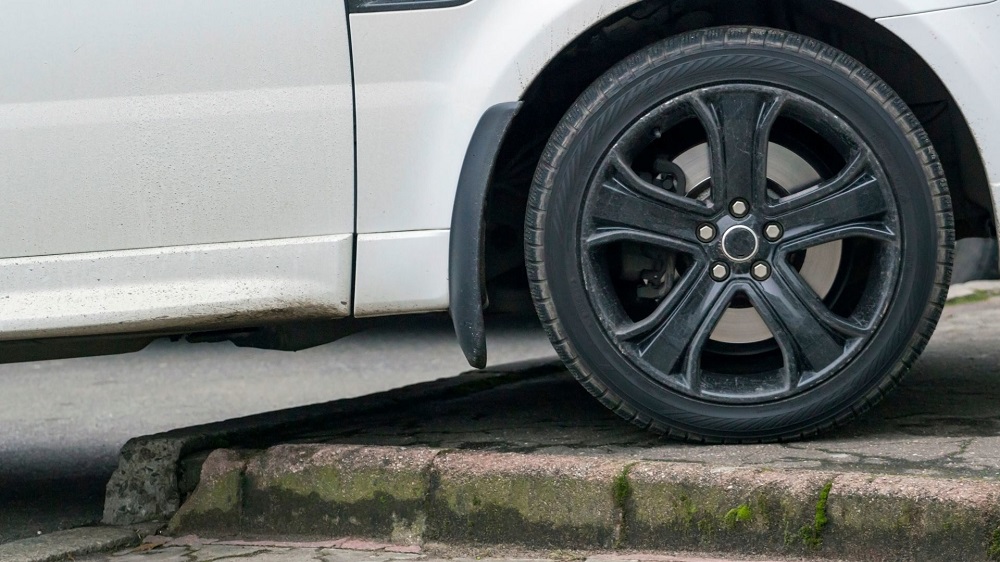 Đỗ xe lệch bánh 2 bên tạo áp lực cho bánh xe ở dưới