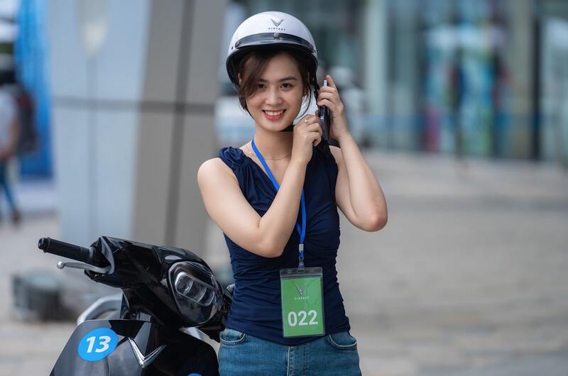 đội mũ bảo hiểm an toàn