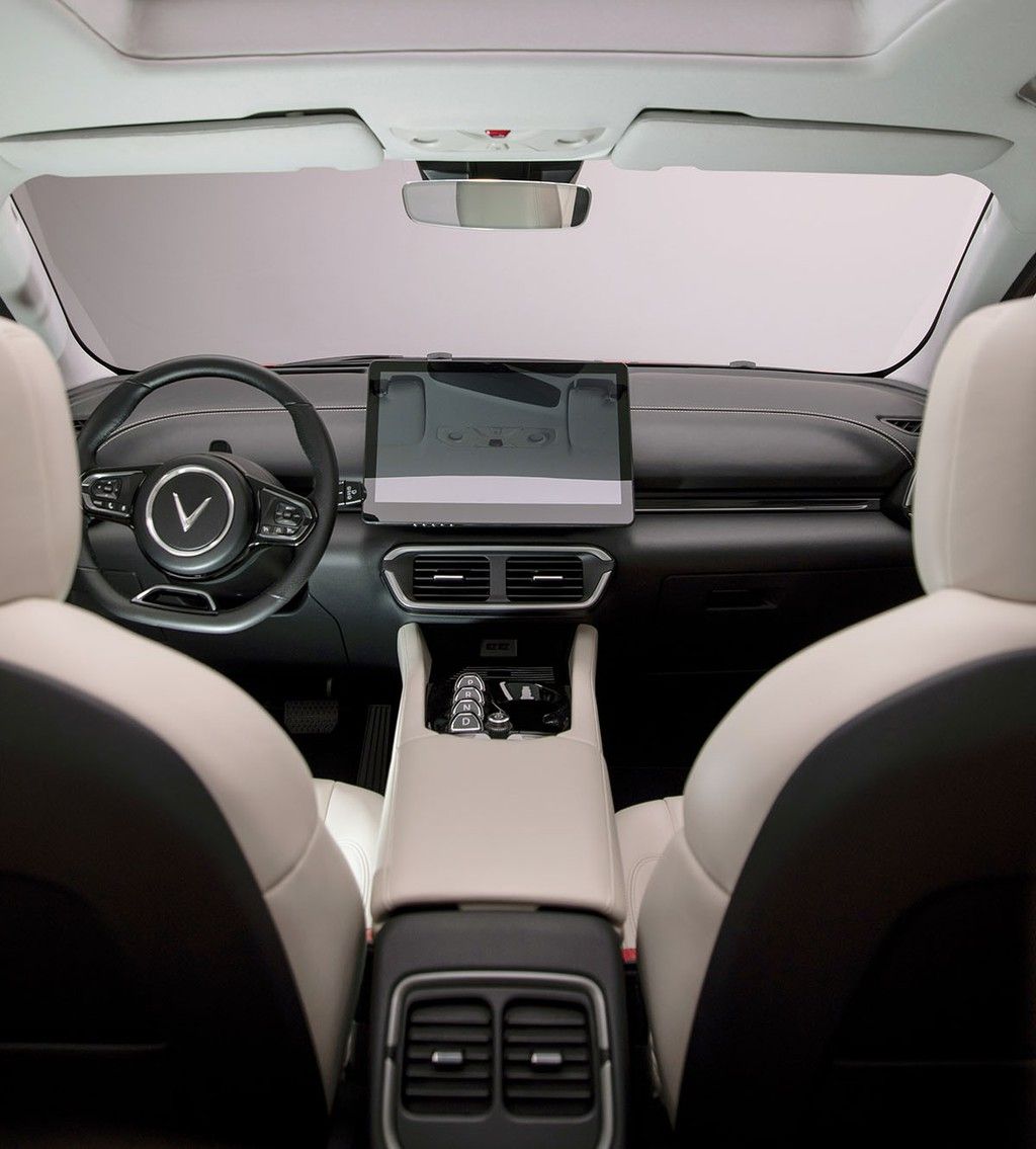 Ngoài thông số kỹ thuật VF 8 ấn tượng, xe còn được trang bị hệ thống giải trí đa dạng với màn hình cảm ứng dễ sử dụng