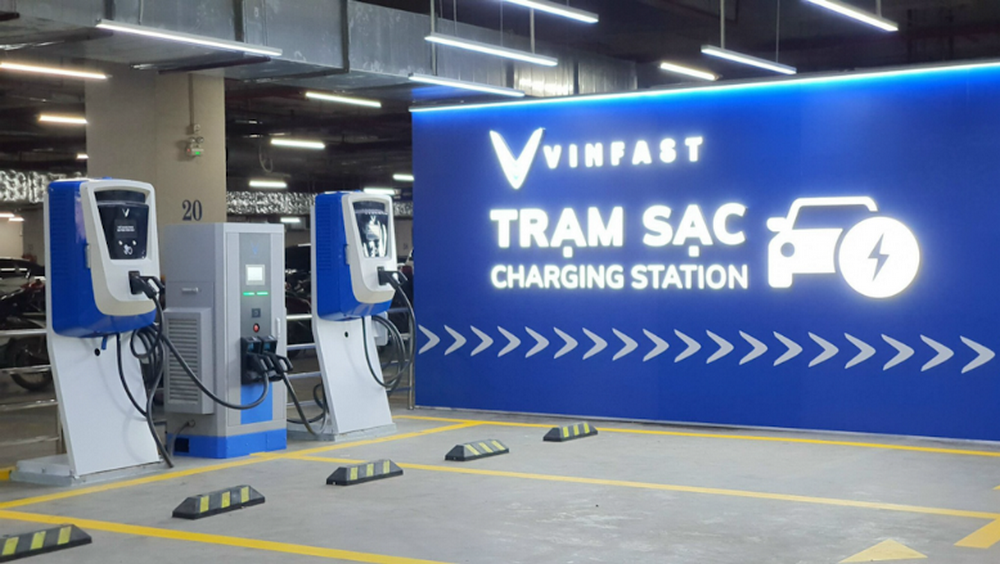 Giá thuê pin VF e34 - Khách hàng chỉ phải trả 3.117,4 đồng/kWh khi sạc tại trạm sạc công cộng của VinFast