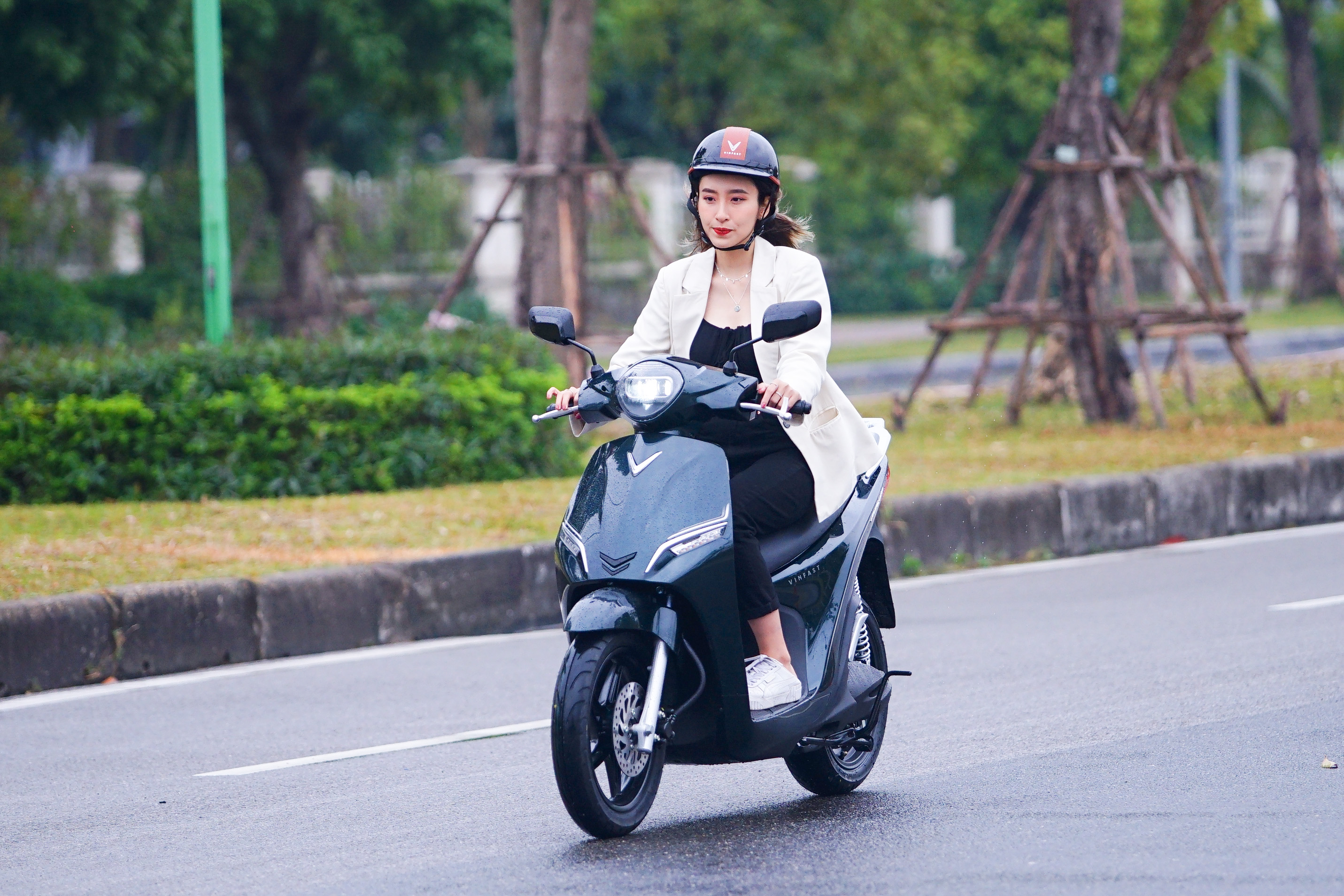 thắc mắc xe máy điện đi được bao nhiêu km cho một lần sạc