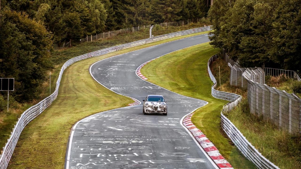Nürburgring 24 giờ là giải đua xe ô tô thử thách sự bền bỉ