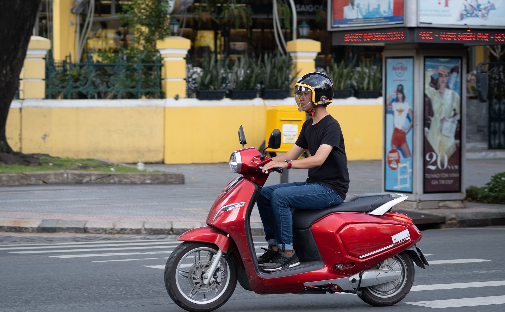 kỹ năng đi xe máy giữ tay phanh khi qua ngã tư