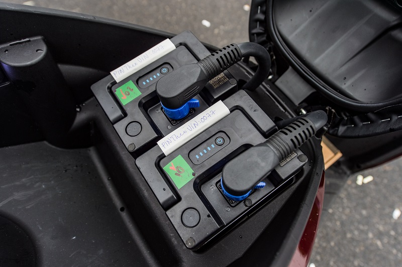 Cách thứ nhất là sạc pin Lithium trực tiếp trên xe máy điện VinFast