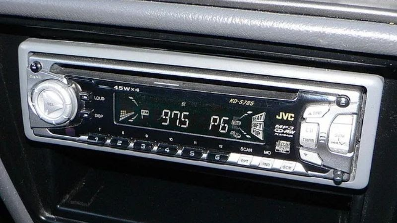 TÌM HIỂU LỊCH SỬ PHÁT TRIỂN CỦA HỆ THỐNG ÂM THANH TRÊN Ô TÔ 5 Thiết bị đĩa CD đầu tiên được xuất hiện vào những năm 1990