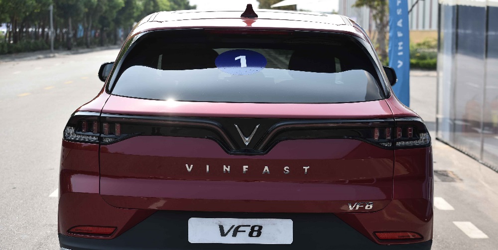 Hình ảnh VinFast VF8 đuôi xe với thiết kế cánh gió mềm mại
