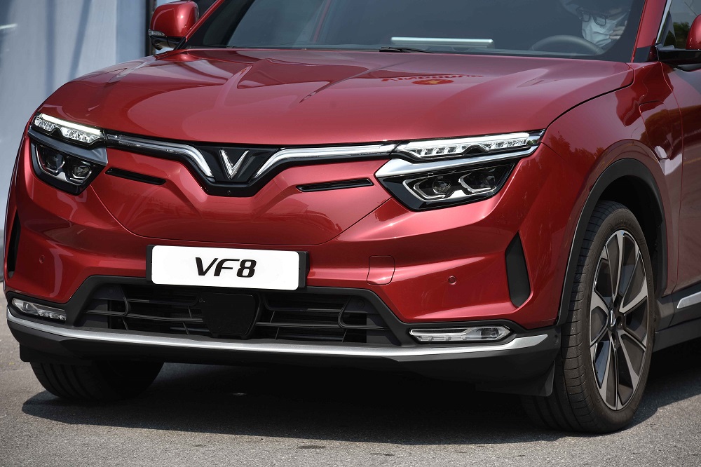 Hình ảnh VinFast VF 8 với thiết kế logo chữ V ở phần đầu xe ấn tượng