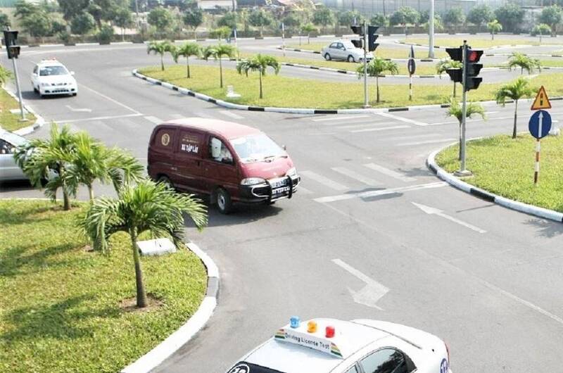 Học và thi bằng lái B1 bao nhiêu tiền