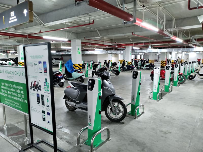Cách sạc ắc quy xe máy điện ở những nơi thoát mát