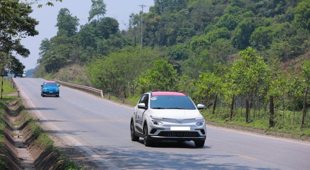 Hình ảnh VinFast VF e34 màu trắng di chuyển trên đường