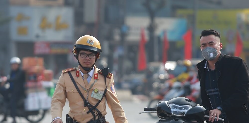 không gắn kính hậu xe máy