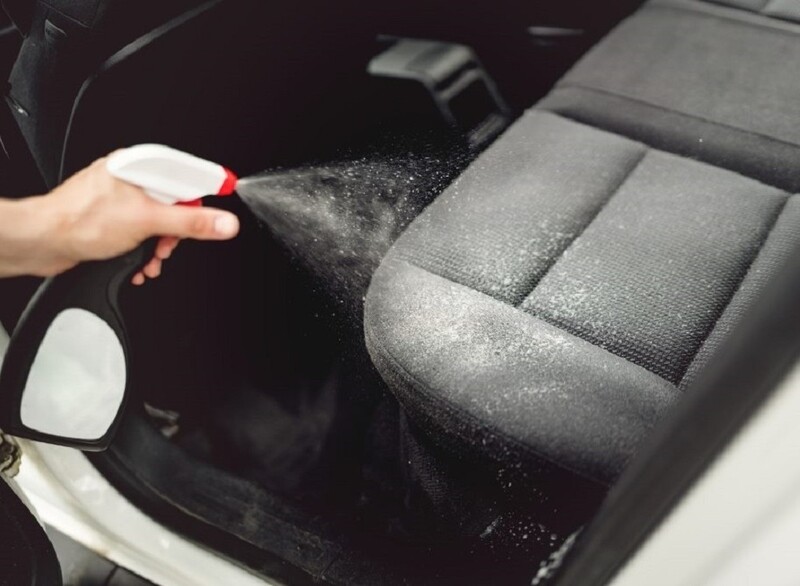 xịt giấm trắng lên những vị trí có mùi hôi mạnh để khử mùi xe ô tô mới.