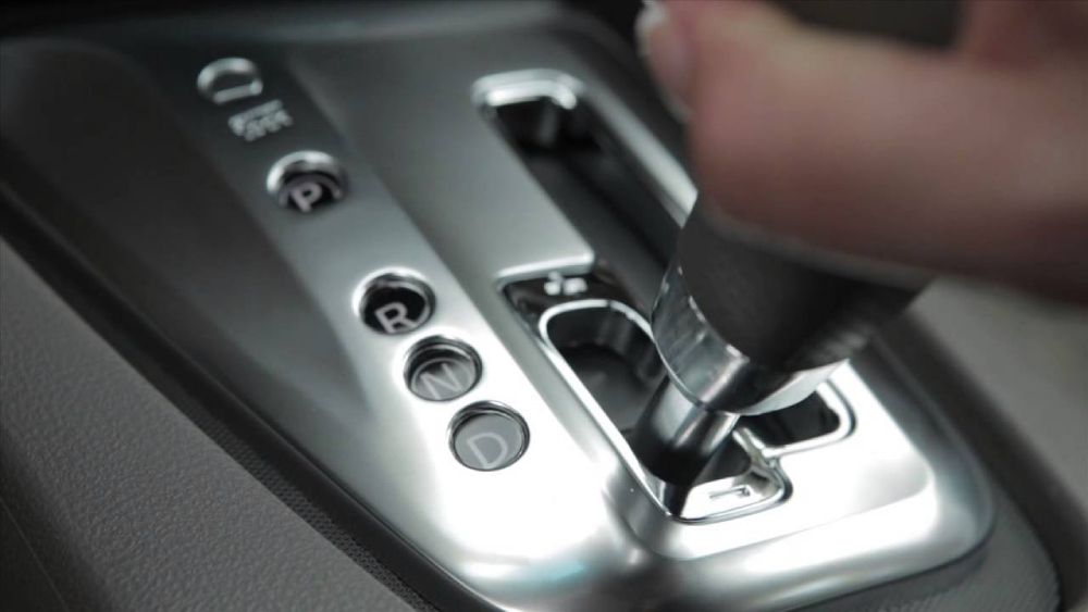 Cách lái xe xuống dốc bằng xe số tự động