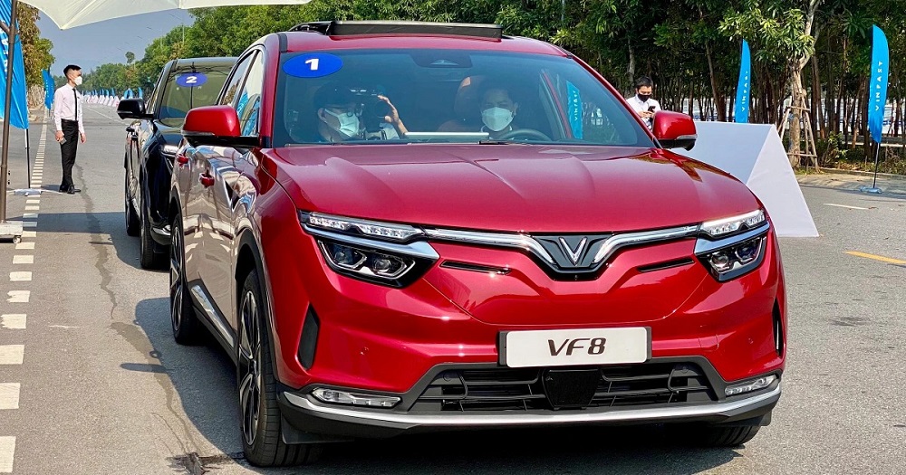 hình ảnh xe vinfast vf 8 màu đỏ nổi bật, sang trọng