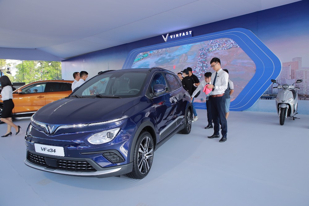 Lái thử xe điện VinFast e34 tại showroom