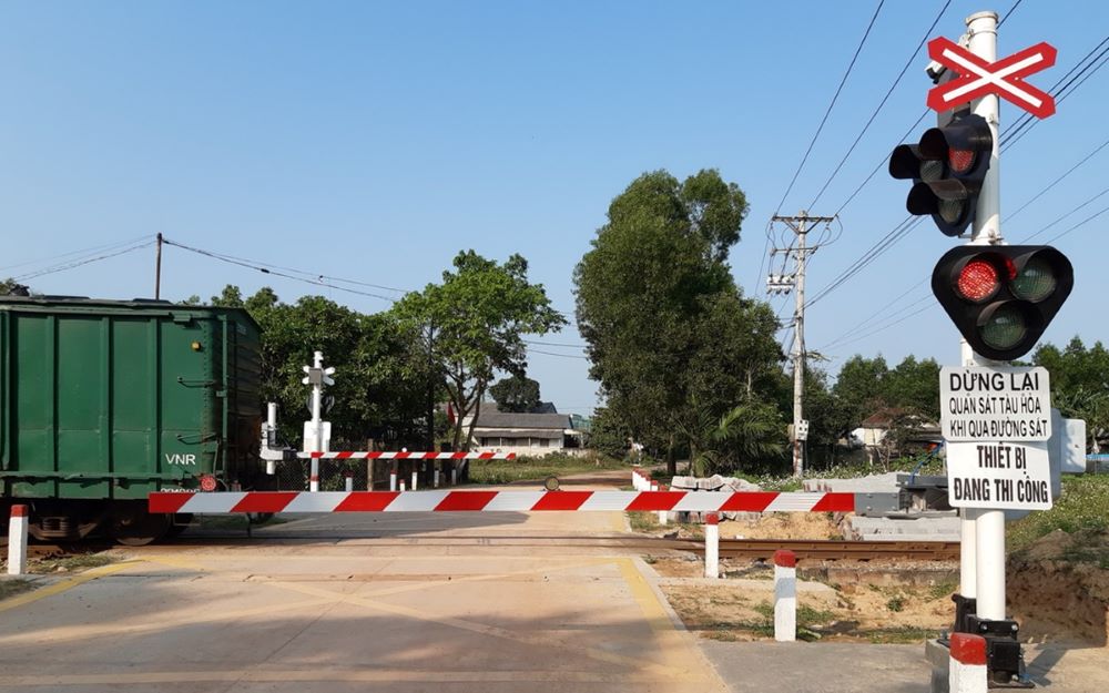 Lái xe ô tô đi qua đường sắt cần tuân thủ quy tắc an toàn