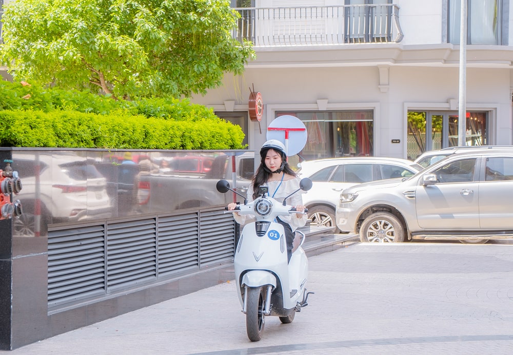 mẫu xe máy điện màu trắng