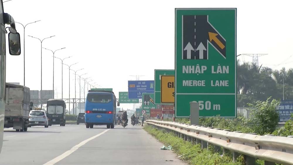 Người lái xe phải tuân thủ quy định biển báo trên đường cao tốc để đảm bảo an toàn khi tham gia giao thông