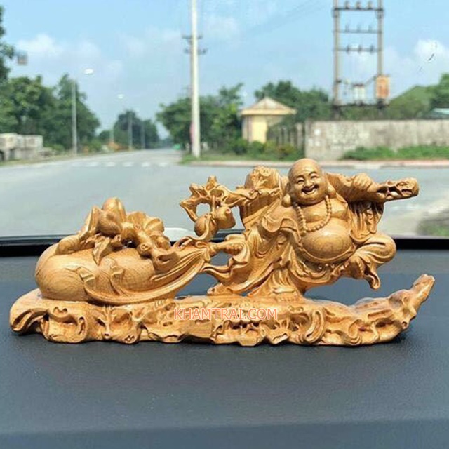 Tượng gỗ để xe ô tô chạm khắc theo tượng Phật Di Lặc