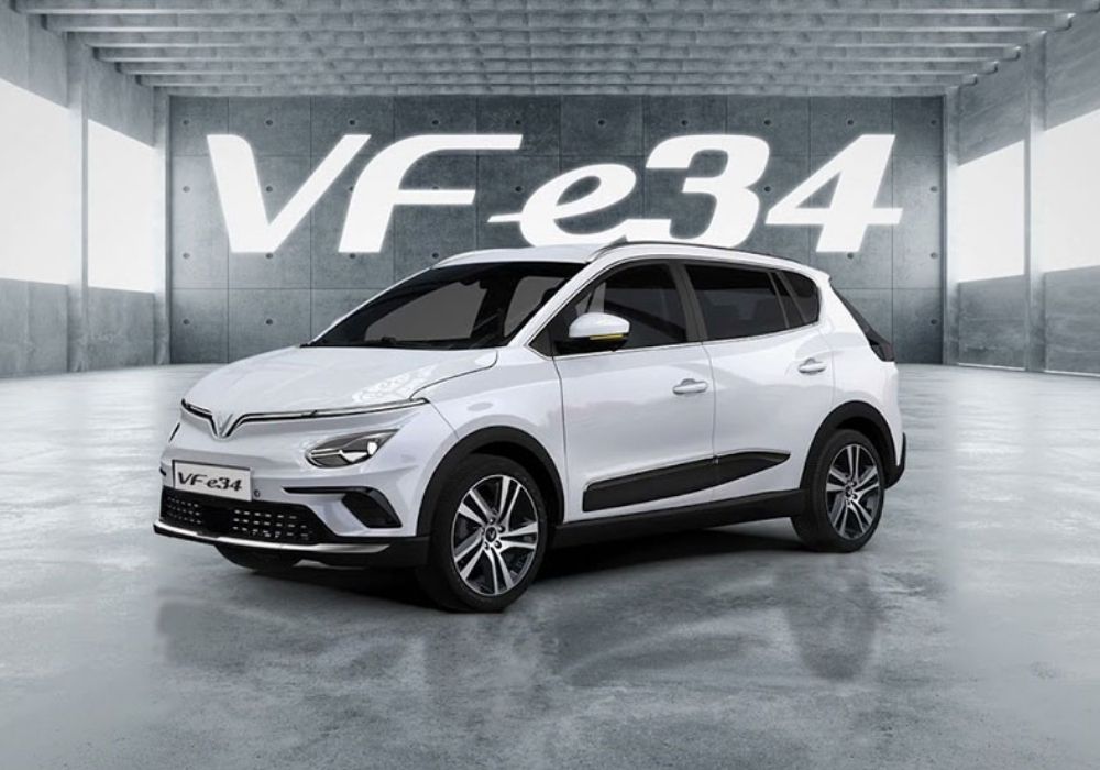 Hình ảnh Vinfast VF e34 màu trắng có phần đầu xe thiết kế mạnh mẽ, thể thao