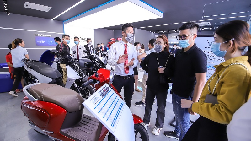 Bạn nên đến showroom để được nhân viên tư vấn về xe (Nguồn: Nld.com.vn)