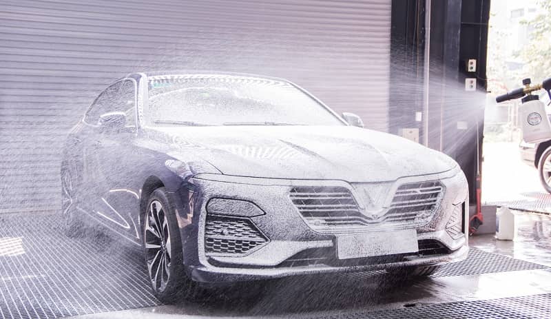 Vệ sinh ô tô đúng cách giúp bảo vệ lớp sơn ngoại thất của xe