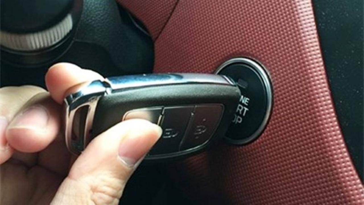 Lái xe ngay sau khi khởi động là một trong những sai lầm khi điều khiển xe ô tô ảnh hưởng đến xe