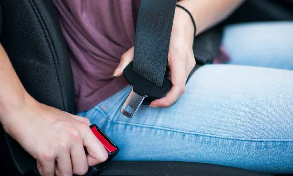 Không thắt dây an toàn là một sai lầm khiến túi khí ô tô mất tác dụng
