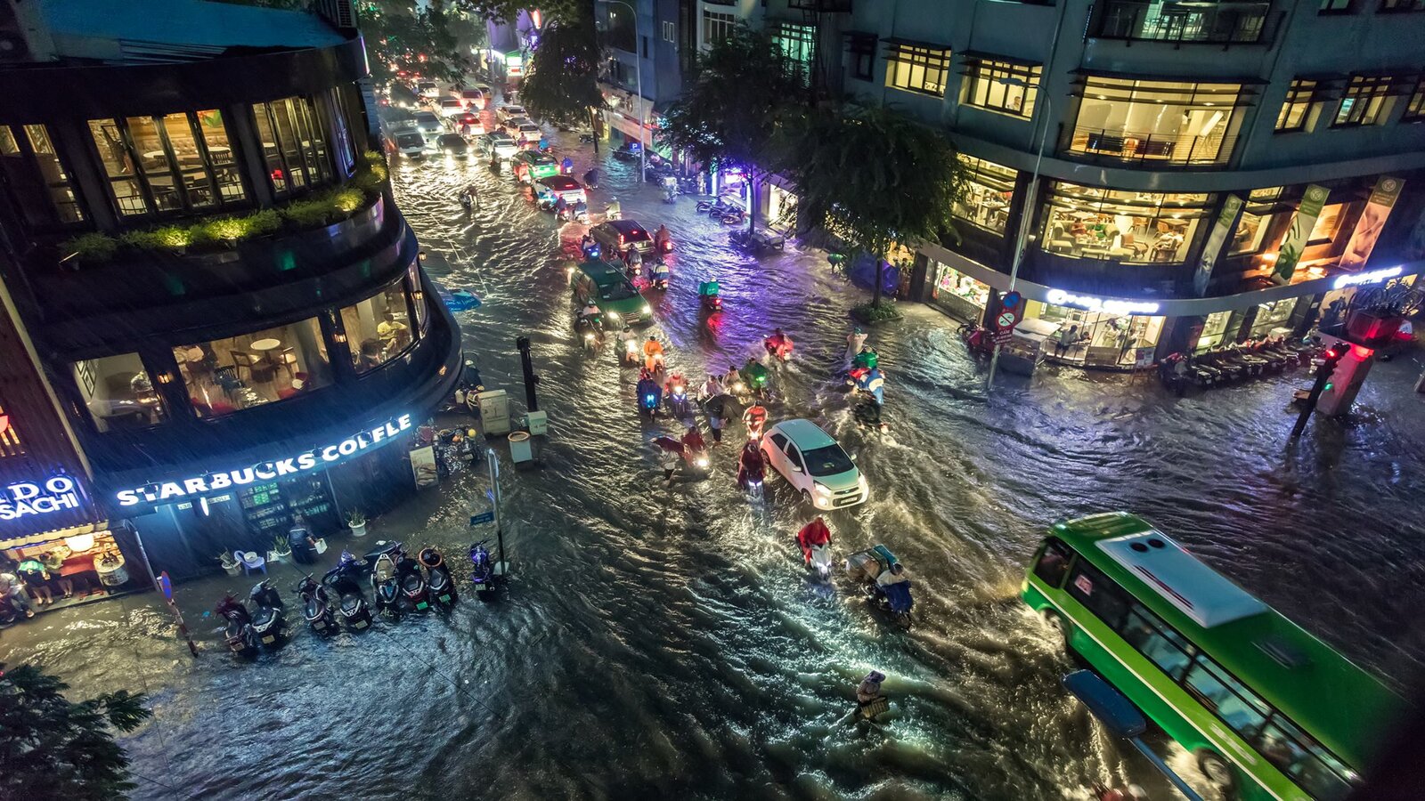 Ứng dụng lái xe ô tô mùa mưa hỗ trợ người dân cập nhật thông tin về tình trạng ngập lụt, kẹt xe