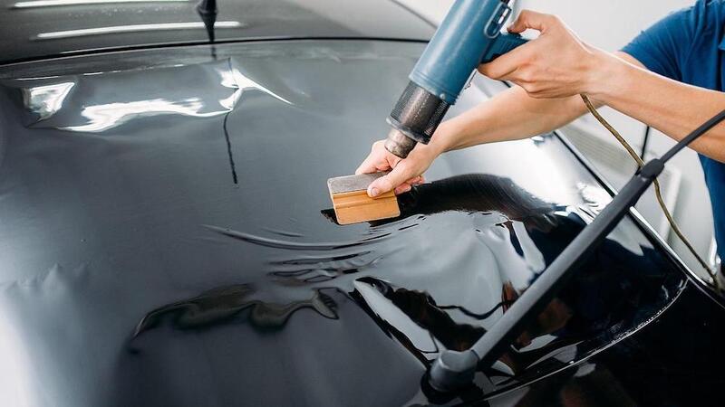 Gạt bỏ bọt khí sau khi dán miếng phim cách nhiệt ô tô